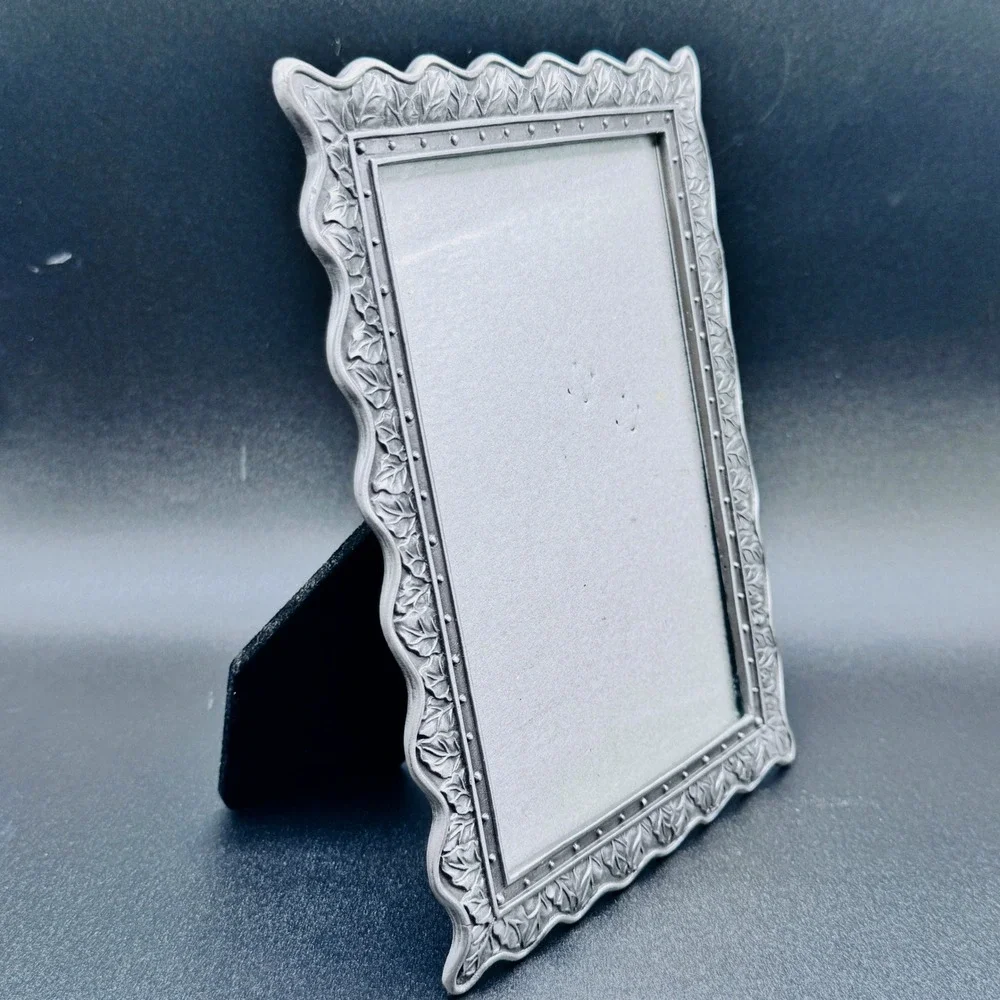 Vintage Ornate Silver Tone Leaf Scalloped Metal Picture Frame 4 X 6 Tabletop